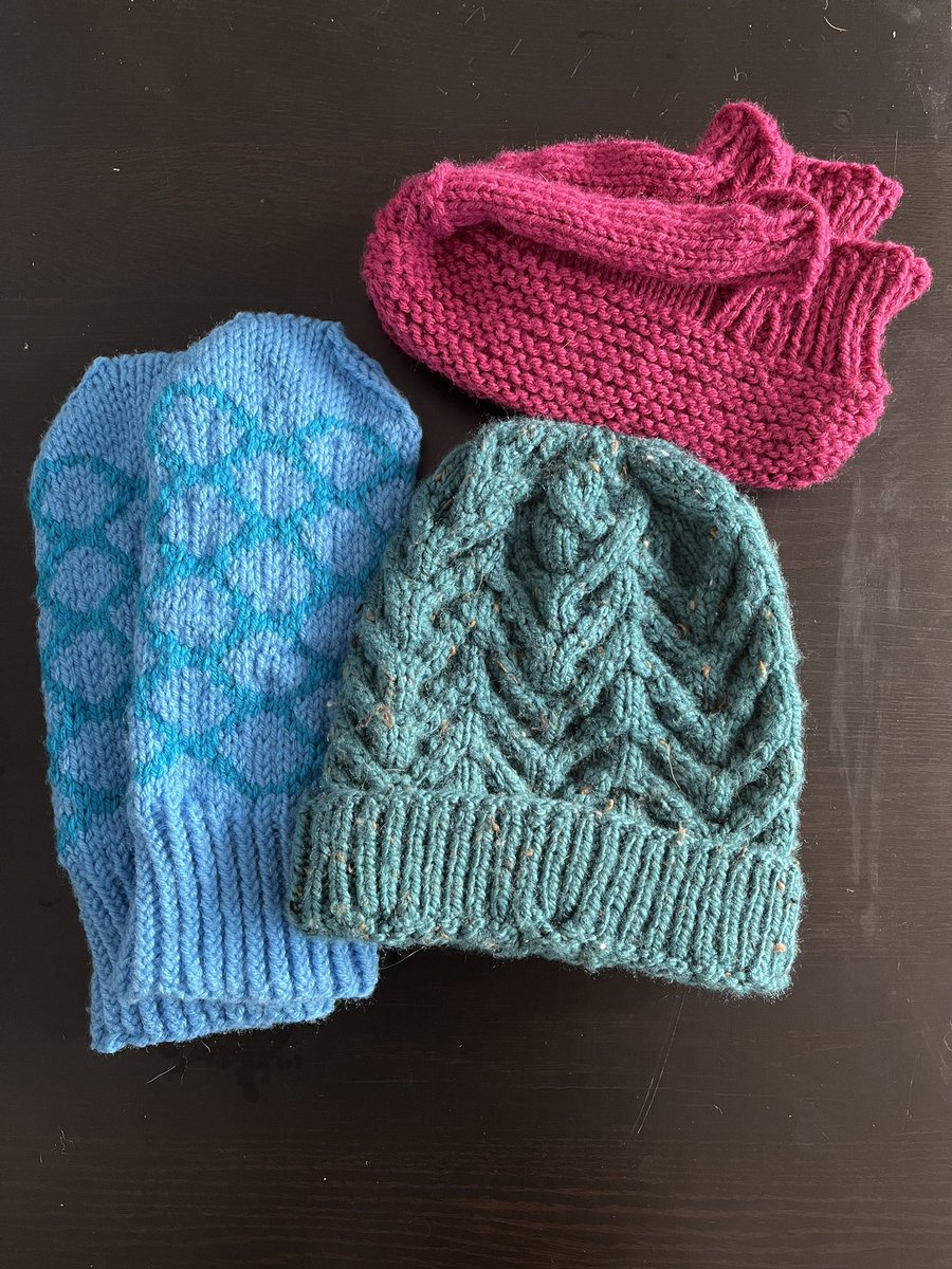 kitty_knits's tweet photo. 1/52: my goal is make 52 pairs of mittens, 52 pairs of slippers, and as many toques and scarves as I can to donate by the end of 2022. 
In 2020, I made &amp; donated nine pairs of mittens &amp; 18 pairs of slippers; 2021 I only managed six &amp; six. https://t.co/Qi8CC3N4vf