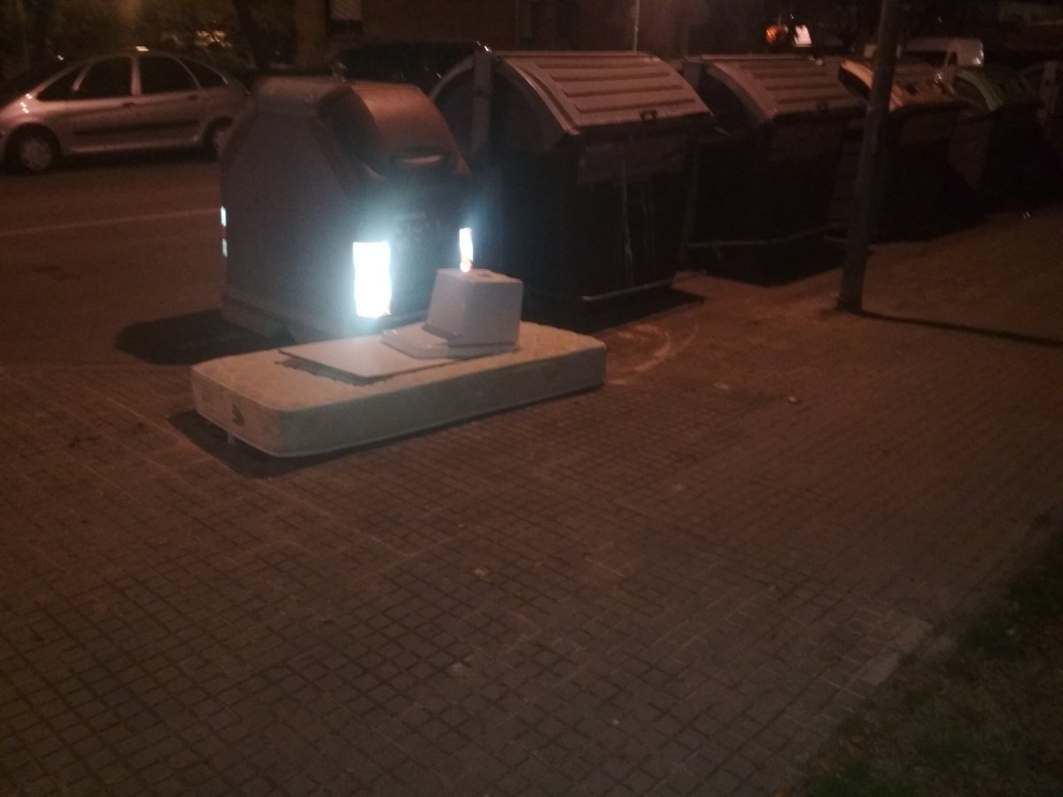 SenyorGos's tweet photo. A vegades veig #matalassos #Viladecans #FotosdeMerda https://t.co/JQJq2TfPmX