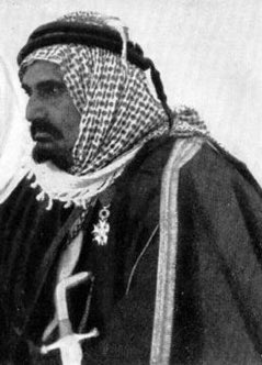 رسالة من الامير نواف الشعلان الى والده الامير النوري شيخ الرولة من عنزه وفيها مكاتيب من الملك عبدالعزيز .. 

من الأمير نواف الشعلان الى جناب الاكرم والمقام الافخم مولانا وملاذنا الوالد الشيخ النوري الاكرم فخر اقرانه وعمدة اهل زمانه سمي الهمم كثير الشيم ايامه كشمس وضحاها

يتبع١