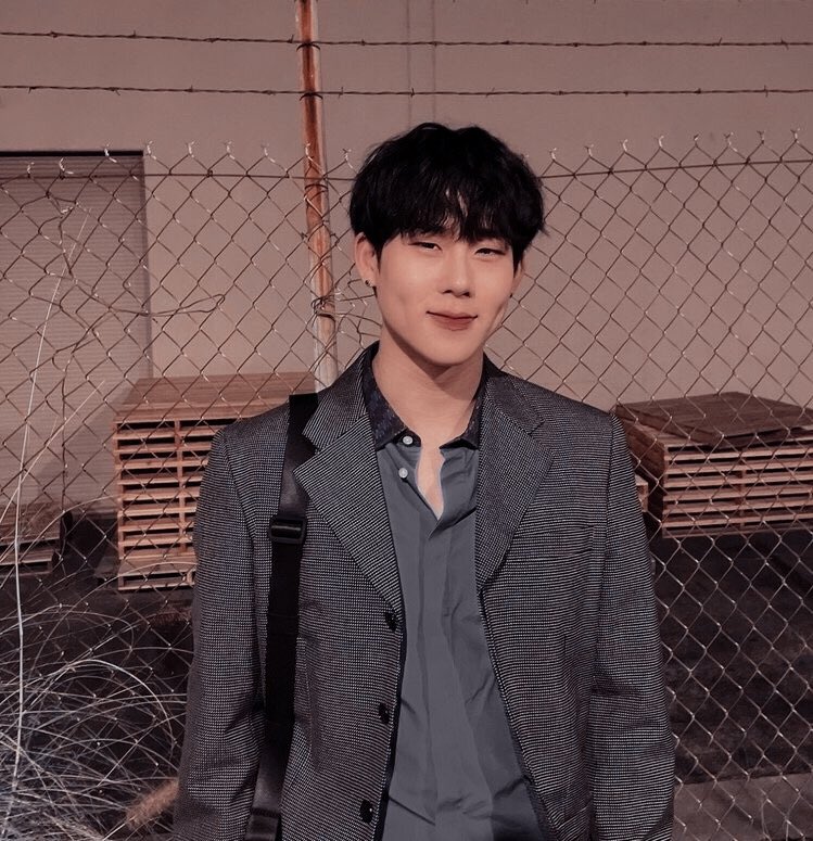 intokyuns's tweet photo. joohoney:
⁃tries to act cool but he’d would be all smiley and happy
⁃the butterflies are everywhere wbk🤚🏻
⁃says random things and laughs it off
⁃places your hands on his cheeks so you can play with them too
⁃talks cutely to you throughout the day https://t.co/P8G9TJisUK
