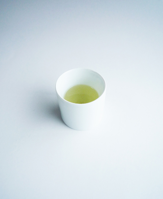kotobakatachi's tweet photo. 「80mm」という名の湯飲みです。名前は高さと直径が同じ80mmだからです。一見ただの円筒です。底面の大きな曲面は茶渋が付かない工夫ですが、結果的に二重構造になり、熱いお茶を入れても外は熱くならない湯呑みができました。ロゴは80mmの8と0を組み合わせて湯呑みのかたちを表現しました。 https://t.co/eHblJVP5rc