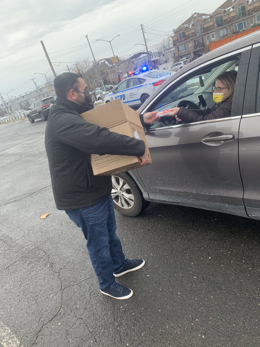 TeamReillyNY's tweet photo. #THREAD #TeamReilly and #TeamTannousis handed out more than 1,200 #COVID19 self-test kits to constituents at distribution events held simultaneously on Staten Island’s South and East Shores earlier today. https://t.co/TiPupgP8Jc