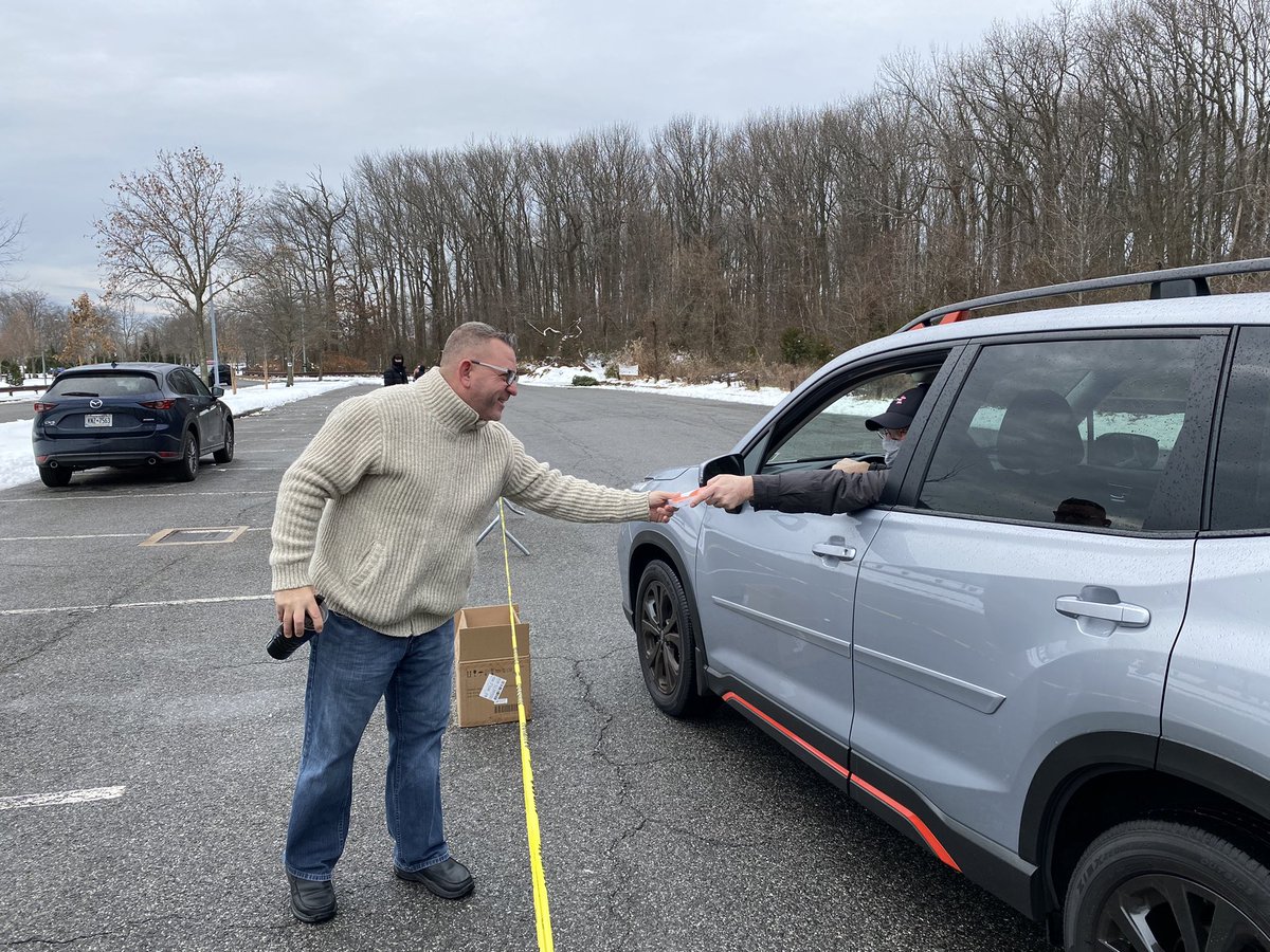 TeamReillyNY's tweet photo. #THREAD #TeamReilly and #TeamTannousis handed out more than 1,200 #COVID19 self-test kits to constituents at distribution events held simultaneously on Staten Island’s South and East Shores earlier today. https://t.co/TiPupgP8Jc