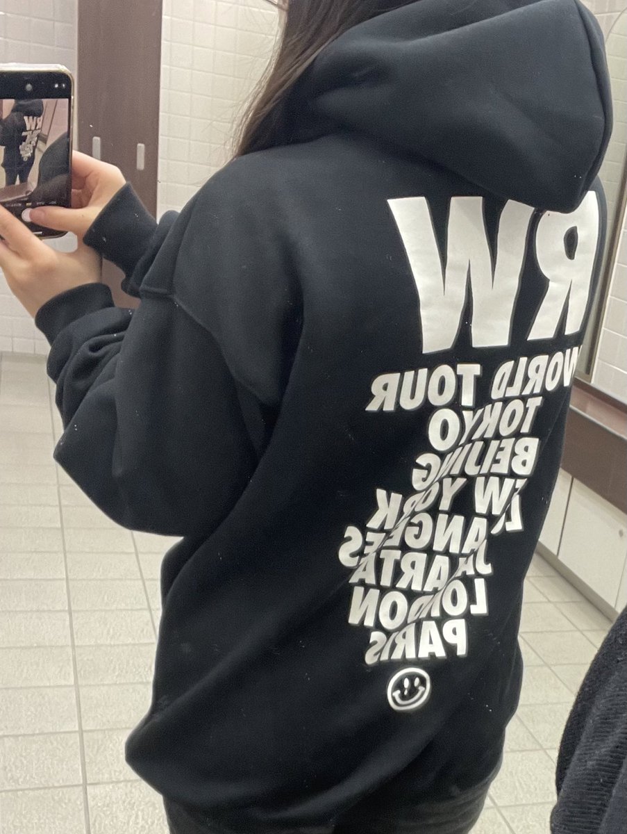 rad_______mmper's tweet photo. ほんとにほんとに素敵なライブだった
初ライブ1人で不安やったけど、いい人達と出会ったおかげで全力で楽しめた幕張
席は遠かったけど、洋次郎に会えて幸せを噛みしめてきた。1.5万人はアンコール2分間の記憶は消えたけど一生の思い出だね🤍
次は絶対近くで参戦する！
また会いに行くまで幸せでね。愛 https://t.co/FDHg1SImB2