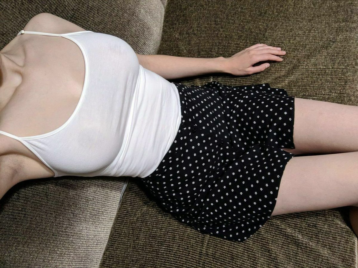 BJDKFblacked's tweet photo. 过年有没有要租女友回家过年的，白天满足你的面子，晚上满足你的身子。肾不好别来租 https://t.co/laYiB24Roc