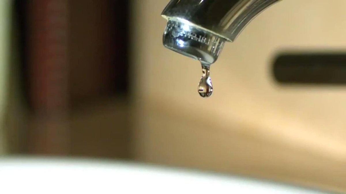 infobae's tweet photo. Ante la ola de calor extremo que se avecina, el Gobierno hizo recomendaciones para evitar el derroche de agua https://t.co/LJzGf0Zbw1 https://t.co/iwfYuRrF87
