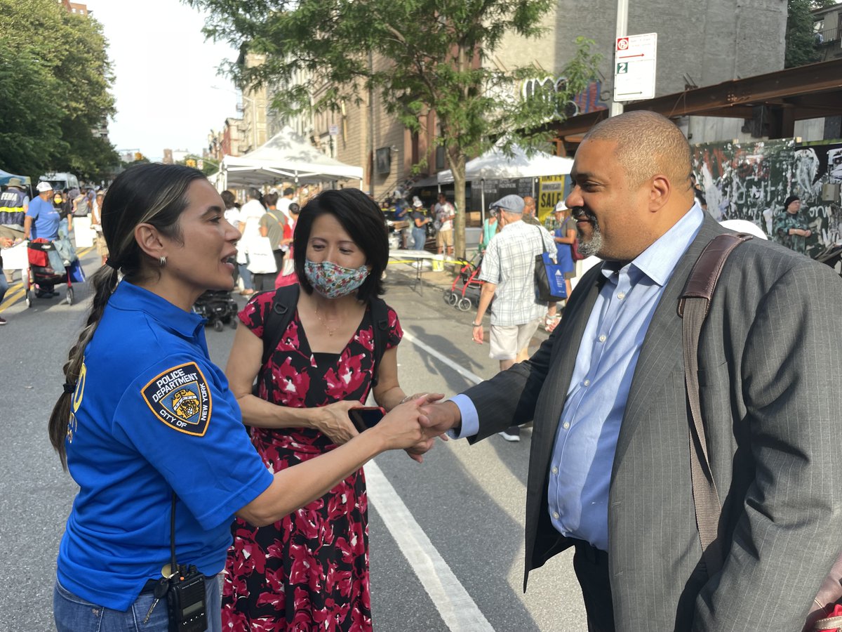 ManhattanDA's tweet photo. Thank you to the men and women of law enforcement for all that they do to serve and protect our community. https://t.co/mlHwIVLMty