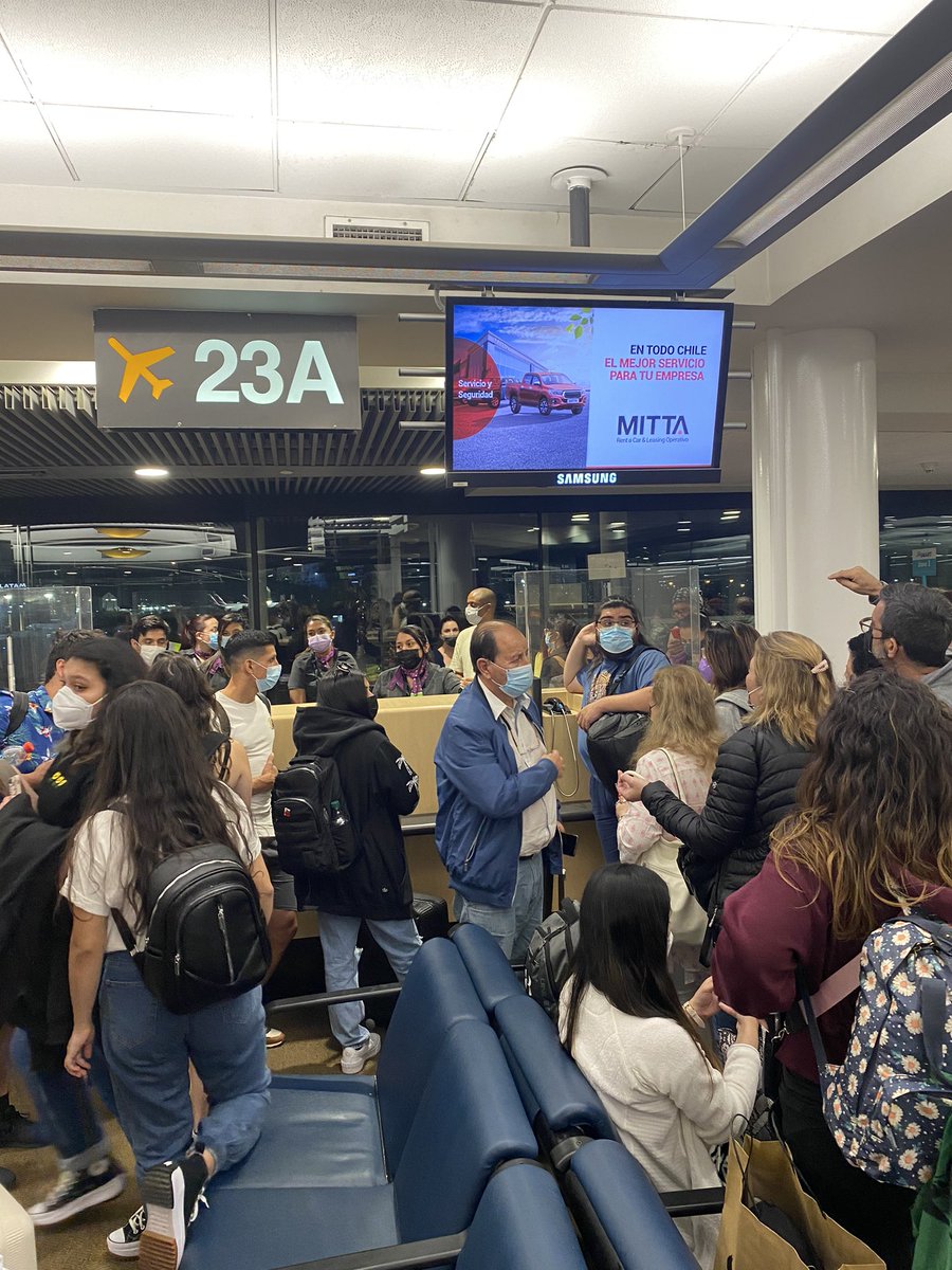 mapf321's tweet photo. Insólito que @SKYAirline_CL cancele el vuelo un domingo a las 21:30 hrs y sin solución. Quien se hace responsable que mañana no llegaré a mi trabajo? Y ni siquiera tienen un vuelo tentativo para re programar. Son un asco!!! https://t.co/957YRDkGbk