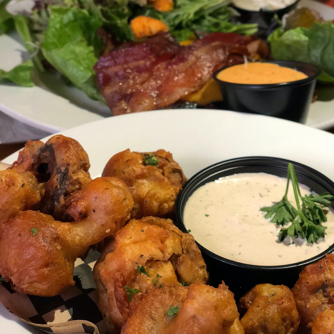 TheHideawayBend's tweet photo. Cheese sticks and calamari are SO 2021. Be on trend with an order of our IPA-battered tempura mushrooms with spicy, house-made chipotle ranch sauce. They will knock your socks off and satisfy that crispy, savory craving that has you hankering for some updated pub fare. https://t.co/a7G71mW7P2