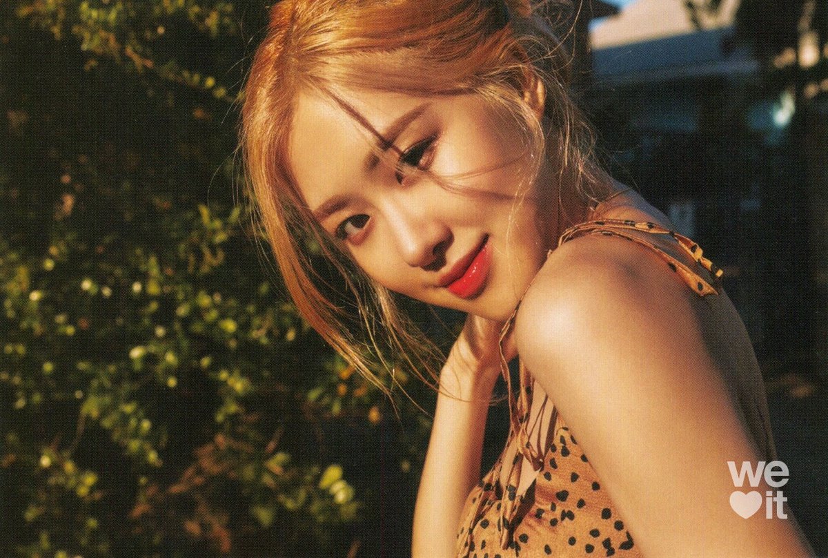 rshourly's tweet photo. #로제 #ROSÉ https://t.co/R1jlDrSpCX