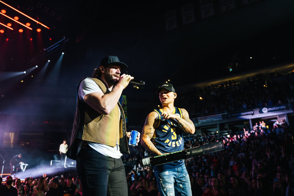ChaseRiceMusic's tweet photo. HELL of a first weekend out on the @kanebrown Blessed and Free Tour, God I love what I get to do for a livin’, y’all are awesome🤘🏼

📸: @kaisercunningham https://t.co/Q3n1be0n8v