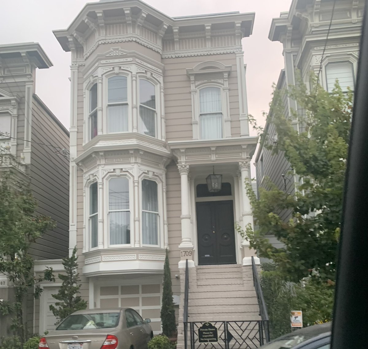 MandyR559's tweet photo. @bobsaget @PV_ConcertHall @RealTimWilkins So sad. I just drove by the house 4 months ago. Full House was my favorite show growing up. Rest easy. https://t.co/ZYb90i3FbR