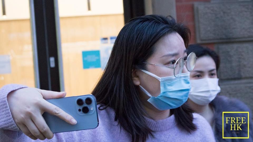 nikki_miumiu's tweet photo. Leaving #HongKong doesn’t mean HKers are safe.
According to @freehkmedia, there was a rally at Manchester, UK on Sunday, in order to support HK over #PressFreedom, around 500 participants formed human chain with banners. 
Two pro-#CCP female showed up and harassed the protesters. https://t.co/qhDQJc60gh