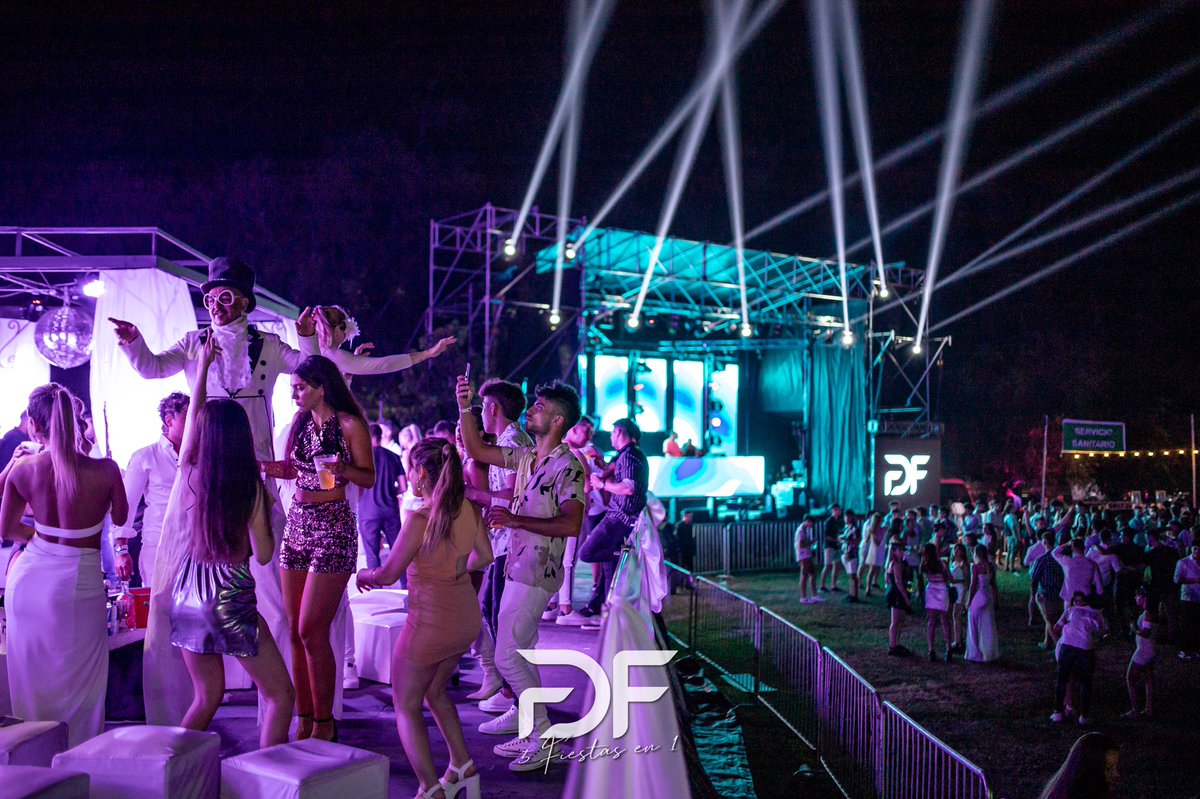 fdfsp's tweet photo. YA SE ENCUENTRAN DISPONIBLES TODAS LAS FOTOS DE LA FIESTA DE LAS FIESTAS 🔥

Búscanos en Facebook y reviví esta noche inolvidable 💫

GRACIAS ❤️ https://t.co/u7IphPUZ39