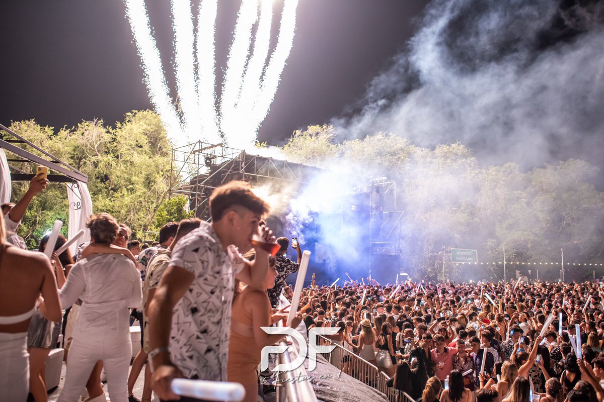 fdfsp's tweet photo. YA SE ENCUENTRAN DISPONIBLES TODAS LAS FOTOS DE LA FIESTA DE LAS FIESTAS 🔥

Búscanos en Facebook y reviví esta noche inolvidable 💫

GRACIAS ❤️ https://t.co/u7IphPUZ39