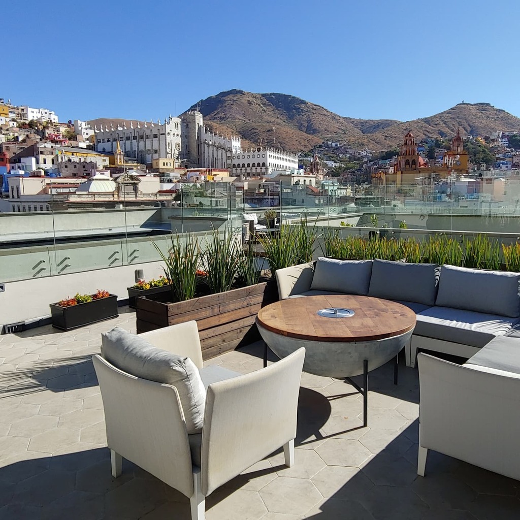 timleffel's tweet photo. My city of Guanajuato, with the University and mountains in the background. View from @antiguatrece hotel's rooftop bar.
.
.
.
#antiguatrece #rooftopbars #rooftopview #rooftoprestaurant #guanajuato_mx #guanajuatocity #guanajuatoview #colonialmexico #mexp… https://t.co/khU35GUkj7 https://t.co/KQW4eGxwBI
