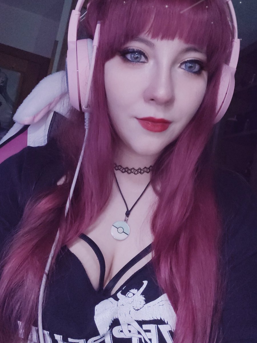 HalloweenMemeCo's tweet photo. ⭐ Sigo en directo jugando al League of Legends con @VaroYebenes &amp; @CescHorizons 

▶️ https://t.co/xLOtoVjRT1 https://t.co/kXRtcpwlSP