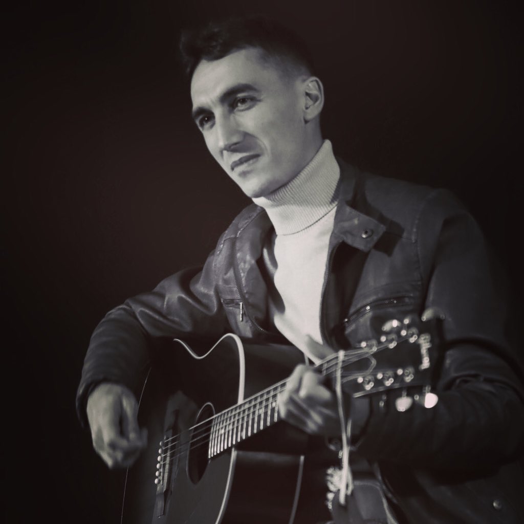 ReciclajOficial's tweet photo. ⭐️BIENVENIDO KURY⭐️
Muchísima ilusión anunciar que el musicazo madrileño @Kury_Rock será nuestro nuevo guitarrista!
Nos vemos muy pronto!!
#reciclajeoficial #kury #nuevoguitarrista #magico #magicotour #musicaendirecto #amigos #hermanos #blues #rock #nosvemosenlosconciertos https://t.co/bRurXq7IrW