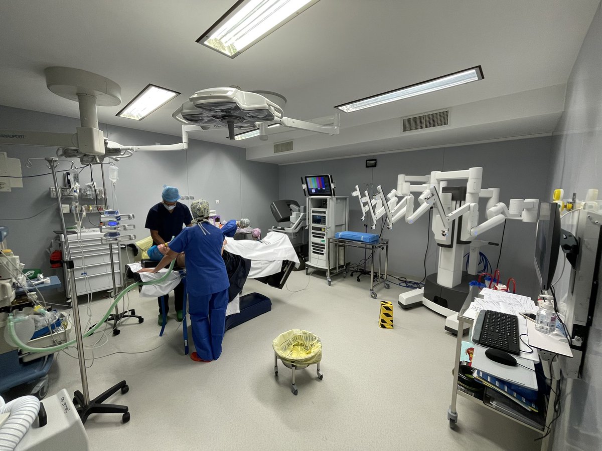 JDefontaines's tweet photo. 1ères chirurgies urologiques robot-assistée @hopitalclaudegalien @RamsaySante de Quincy sous senart Essonne. Le début d’une très longue série. Robot à nouveau 🤖 🎯🤩!!! 
Très bon travail d’équipe et implication de tous les acteurs autours du nouveau pôle de cancérologie 💪💪💪 https://t.co/I8SQVLc1z9