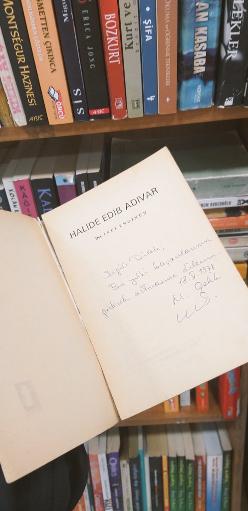Kubraascii's tweet image. Sahaf turu..📚
Kim bilir ne hatıralarla, ne dileklerle hediye edildi. 📖
Geçmiş kokan kitapları sevin. 
İlk sahibi siz olamayabilirsiniz fakat yaşanmışlıklarına şahit olursunuz.