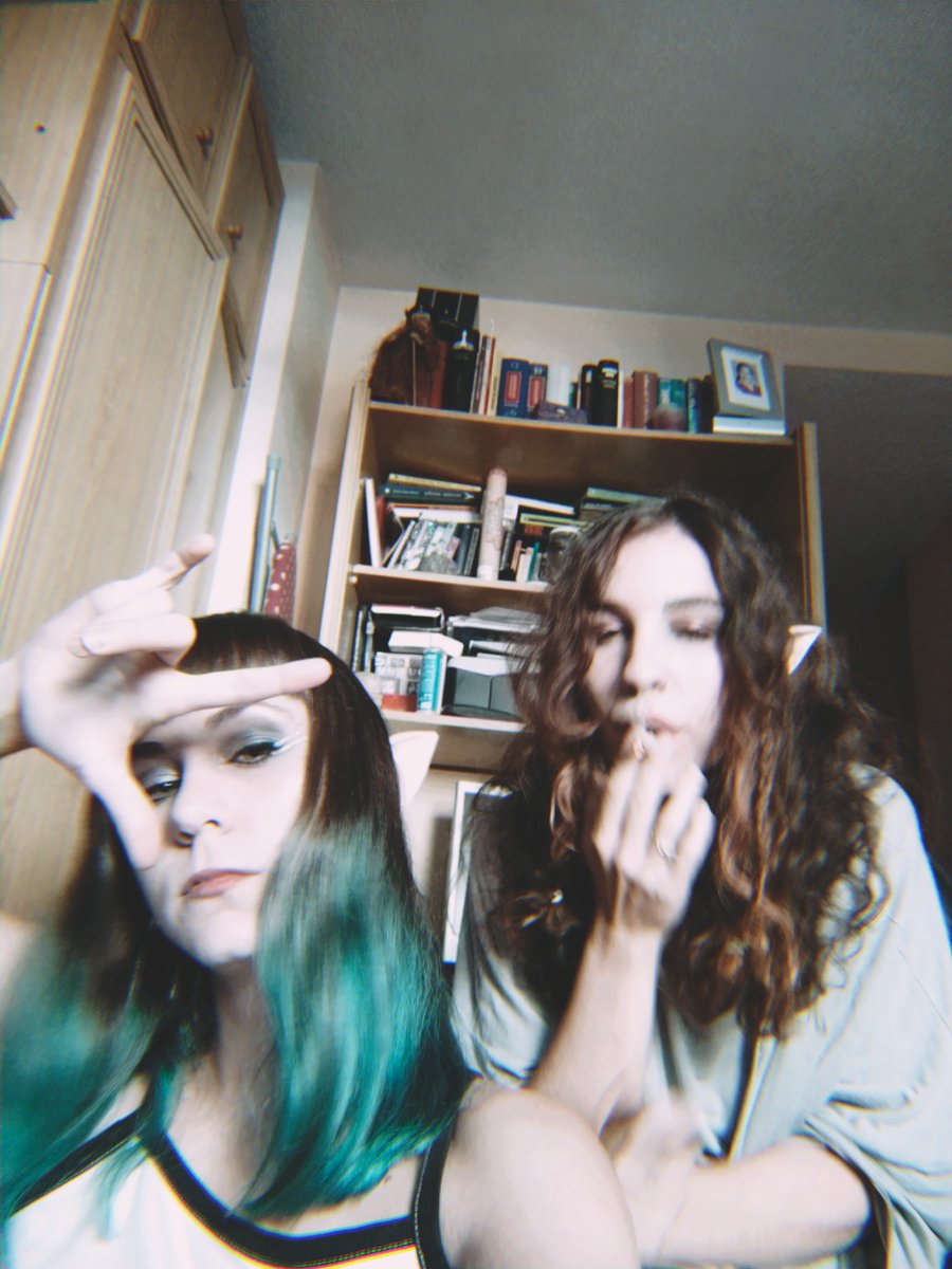 labruhalula's tweet photo. la flúor y yo intentando ir de elfas x la vida https://t.co/8qz7UHJduJ