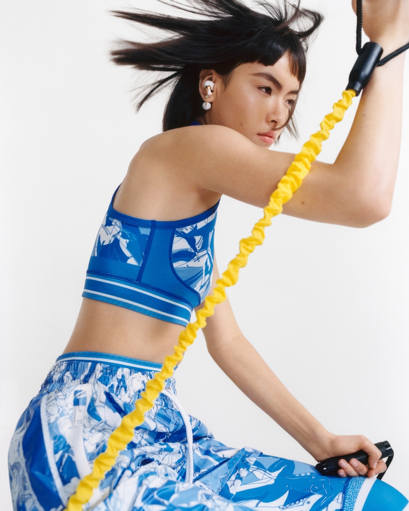 Dior on X: See the @Technogym bench from the 'Dior and Technogym Limited  Edition' collaboration  available January 2022. The  #DiorVibe look from #DiorCruise 2022 by Maria Grazia Chiuri includes  #DiorID sneakers