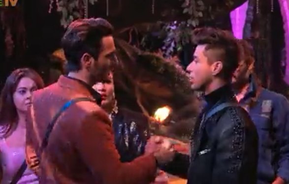 CostaRiccca's tweet photo. Wesay Pratik and Umar's last meet up I cried the most at that timeπmy ship #PraMar ab ke shyd hum khawbon me milain. ππ
My two favs, my brotp forever ππΉπππΉ
#BB15 #BiggBoss15 #TejasswiPrakash #KaranKundrra #TejRan
#UmarRiaz #UmarRiazArmy #PratikSehjpal #PratikFam https://t.co/rCW7MyJZuf