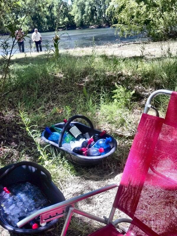 Nicovisne's tweet photo. Un algoritmo perdido me tira que hace 8 años comíamos un asadito a la vera del Río Negro con @andresrosberg @marcelomiras @bernasconis #mainque https://t.co/0SghzXHkLK