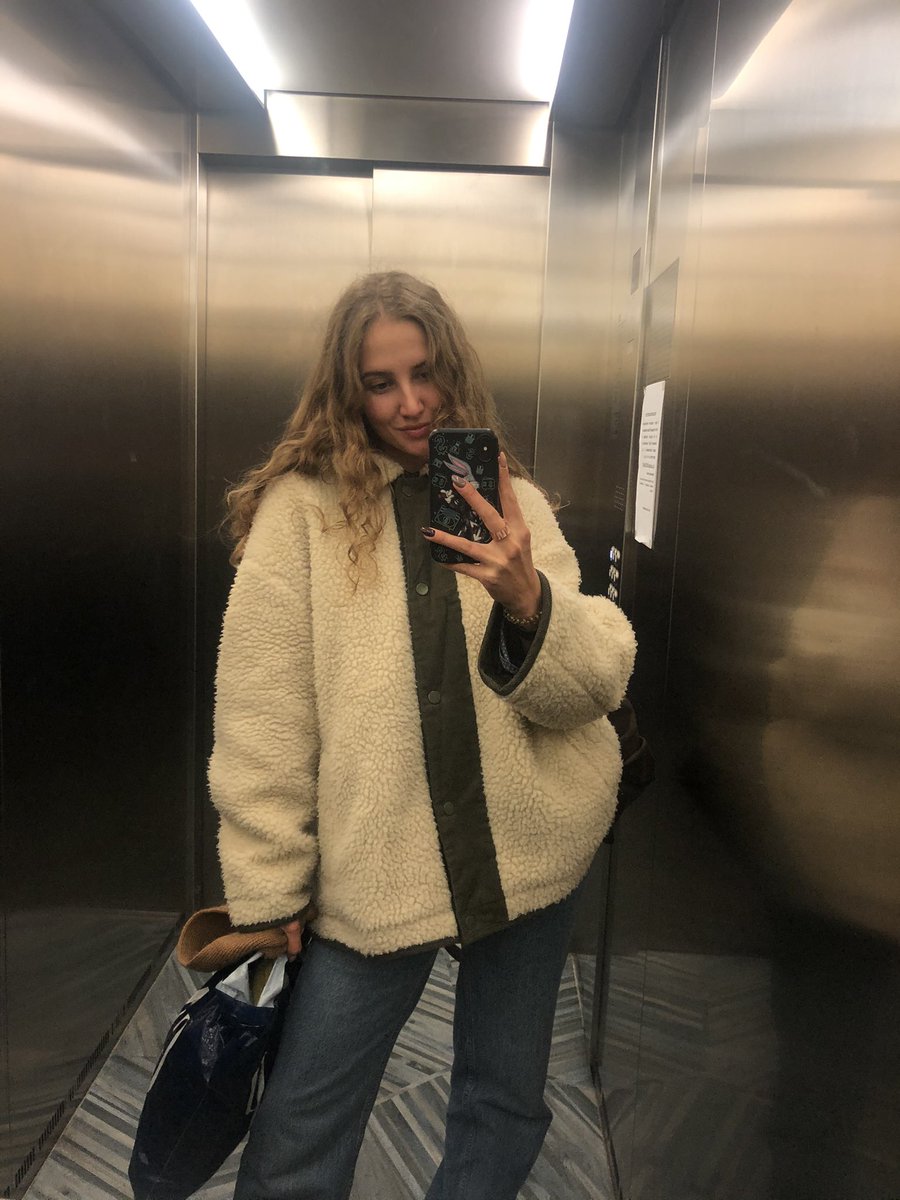 SamorukovaY's tweet photo. Может быть заложено где-то в днк, желание запечатлеть себя в зеркало лифта? https://t.co/wt3MsFLACr
