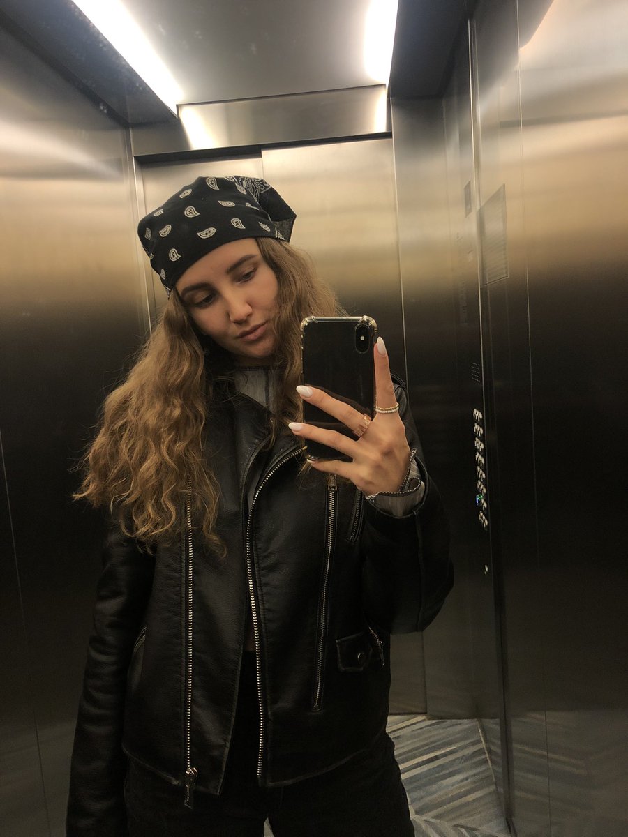 SamorukovaY's tweet photo. Может быть заложено где-то в днк, желание запечатлеть себя в зеркало лифта? https://t.co/wt3MsFLACr
