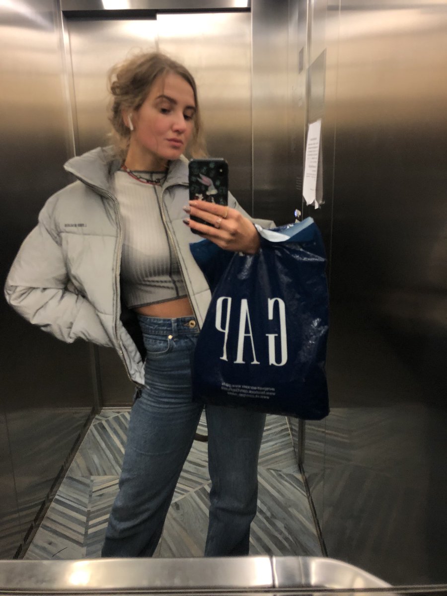 SamorukovaY's tweet photo. Может быть заложено где-то в днк, желание запечатлеть себя в зеркало лифта? https://t.co/wt3MsFLACr
