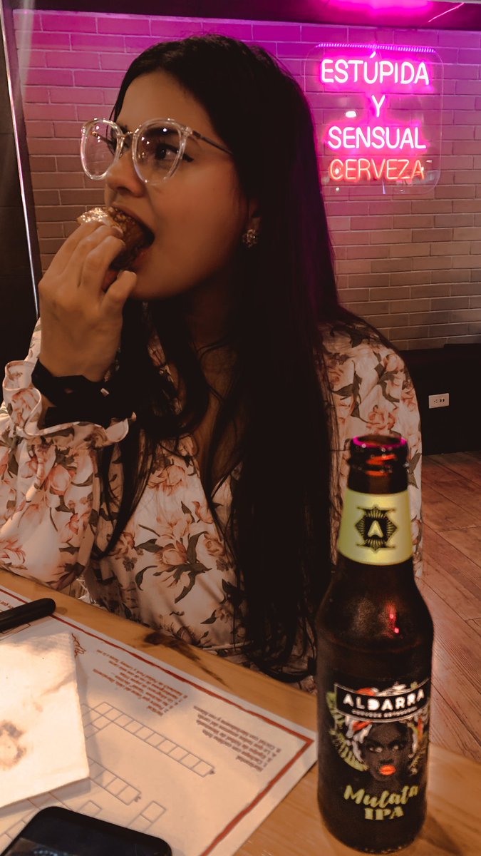 Estúpida y sensual cerveza 🍺
Estúpida y sensual mujer comiendo chicharrón 😍

#MuyPuerko <a href="/puerkosvzla/">Puerkos</a>