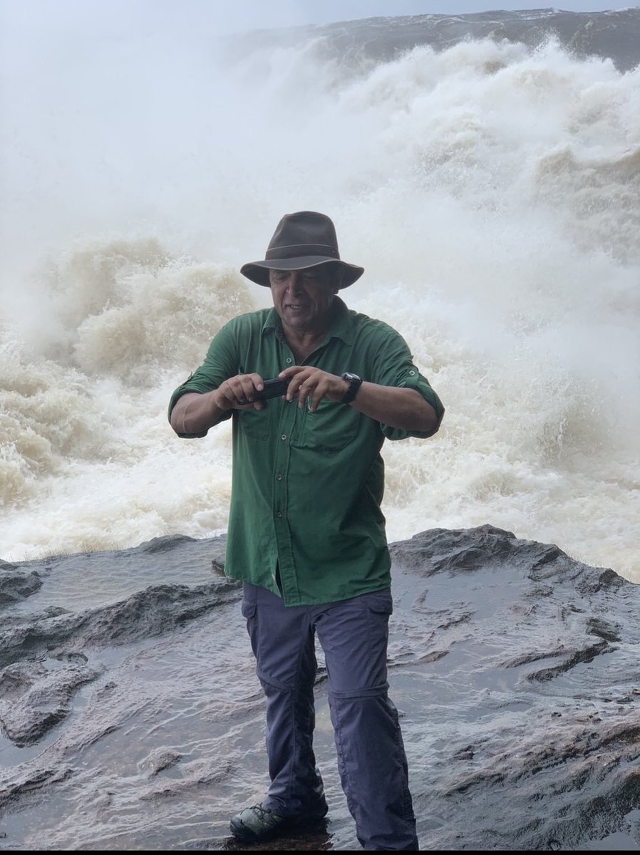 TorrenteAlberto's tweet image. Dairon Cárdenas López  (1957-2022)

“Botánico soy y descifro cómo está la raíz enlazada
al orden perpetuo, 
al imán telepático de las mentes dialécticas”.
(G.P.G)