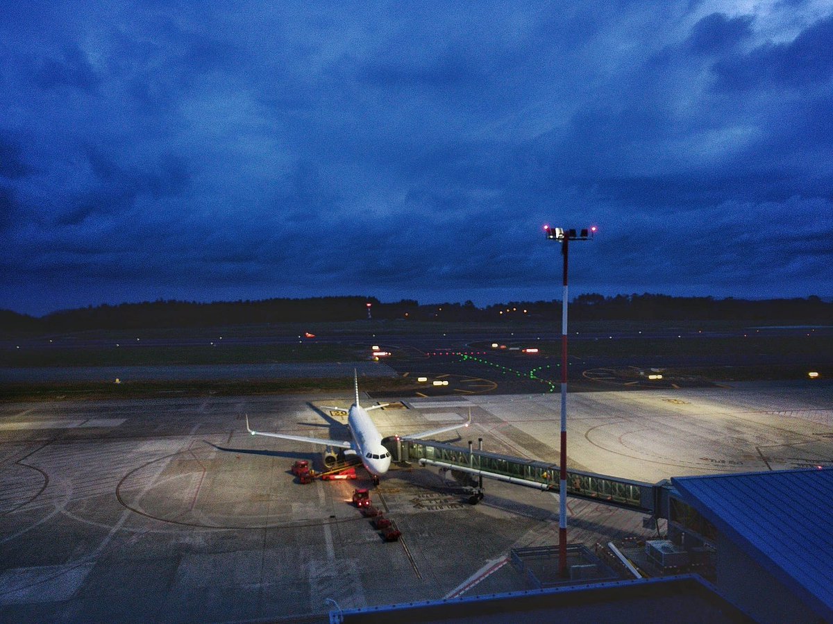 controladores's tweet photo. Buenas noches y buenos vuelos desde la torre de control del aeropuerto de #Asturias. https://t.co/O12GWbfmuf