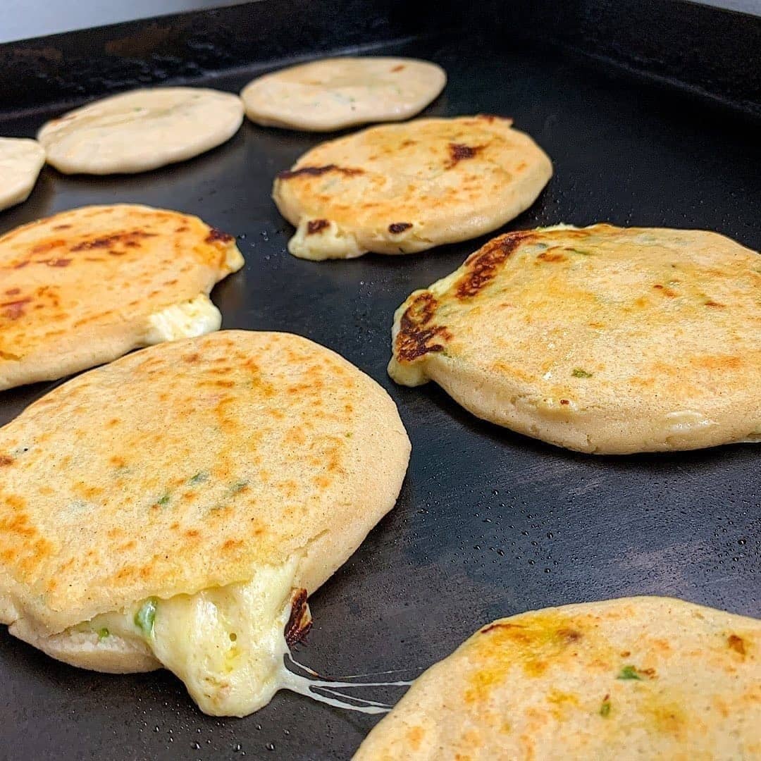 KuskatanSV's tweet photo. Este #Domingo disfruta del festín #Pipiles 20 pupusas+ 1 quesadilla jumbo+ 1.25 de soda por tan solo $19.99
Visita nuestra choza 🏡 en la chiltiupan o pidelos al 2250-3050
(Recibe 5 pupusas de cortesía al pedir para recoger o en restaurante) https://t.co/QyCS4274yR