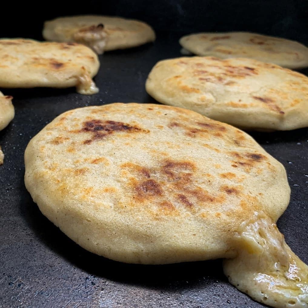 KuskatanSV's tweet photo. Este #Domingo disfruta del festín #Pipiles 20 pupusas+ 1 quesadilla jumbo+ 1.25 de soda por tan solo $19.99
Visita nuestra choza 🏡 en la chiltiupan o pidelos al 2250-3050
(Recibe 5 pupusas de cortesía al pedir para recoger o en restaurante) https://t.co/QyCS4274yR