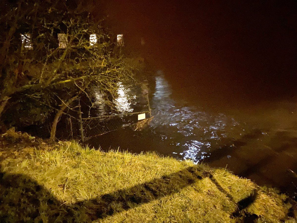 Whooo zoveel water in den Dommel bijna tot tegen de vloer van de molen.