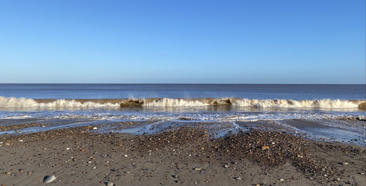 DutchSnappy1's tweet photo. Could spend all day watching waves. Didn’t coz it was fekkin freezing. https://t.co/VELA6QfW7o