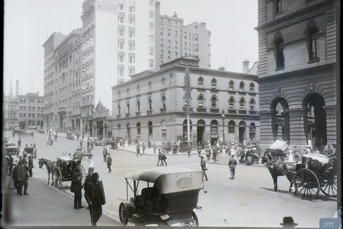 HistoryNSW's tweet photo. ✨ A beautiful #CollectionHighlight from our valued member, @RBAInfo. Image credit: Commonwealth Bank - Head Office corner Pitt Street &amp; Martin Place - View from Moore Street (now Martin Place) - c. 1913-1914. Explore the digital collection here https://t.co/CwrB1Ra1h6. https://t.co/z6N2p8Rmlm