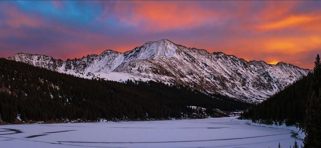 Colorado's tweet image. There&apos;s nothing like a winter sunset over the Rockies! 😍 Tweet us your best shots of Colorado.

📸: curtisdevore