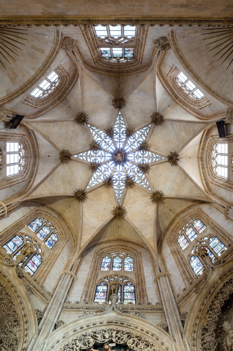 Businirmaslejos's tweet photo. BÓVEDA DEL CONDESTABLE
Obra de #SimóndeColonia, la bóveda que remata la #CapillaDelCondestable es otro tesoro artístico de la #CatedraldeBurgos. De compleja nervadura, una estrella central de plementería calada permite la entrada de la luz. Una clave dorada remata el conjunto. https://t.co/Raty6xigkn