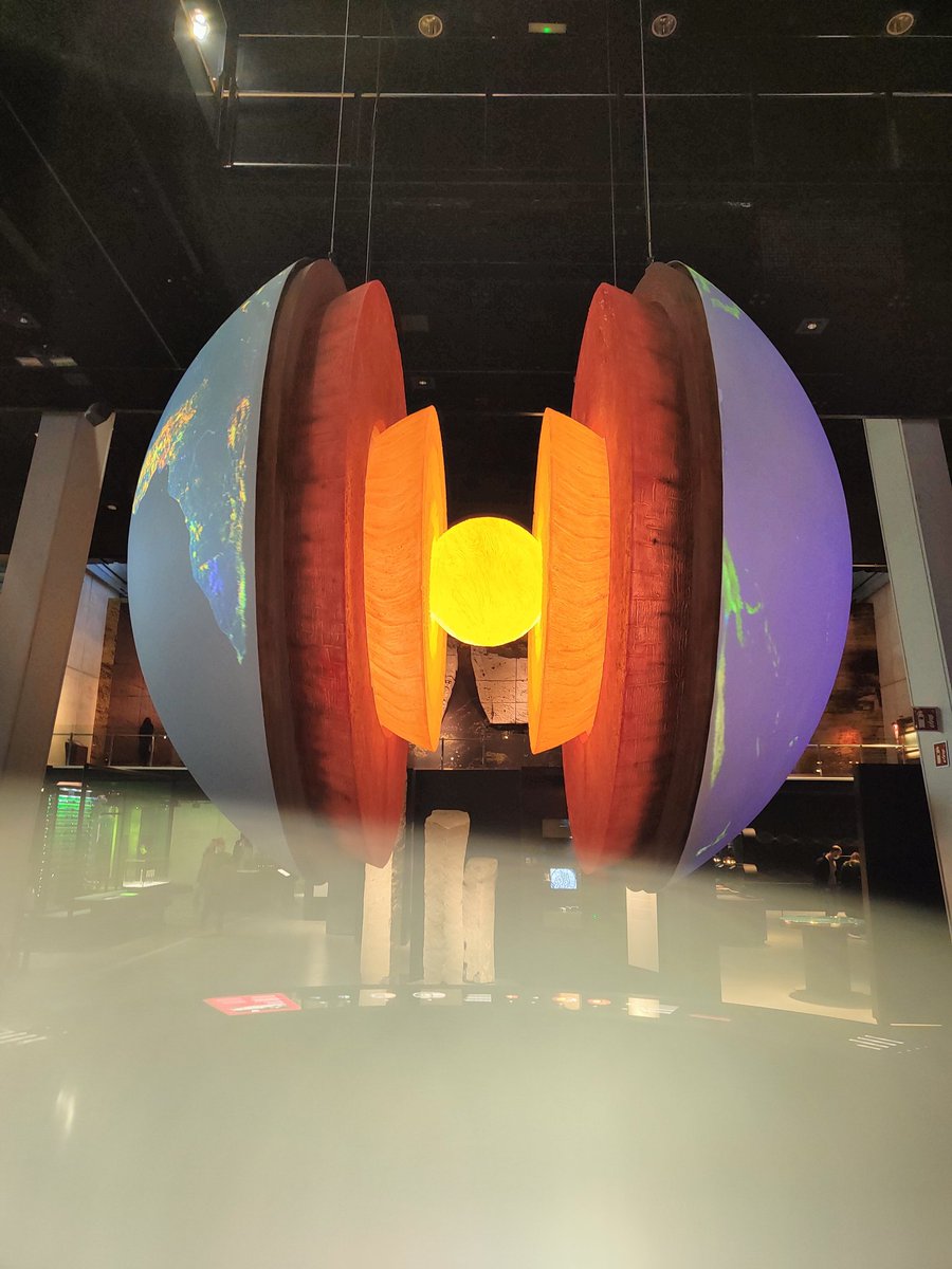 alserrod's tweet photo. 💡Nikola Tesla y toda la ciencia en el @CosmoCaixa
🤔 Creo que el experimento del #MomentoAngular no ha cambiado en 3 décadas!!!!
#Fisica #quimica #Biologia #geologia #TeslaCosmoCaixa #Ciencia
#Foucault #Tesla #Newton #Coriolis #Darwin https://t.co/YTYQyhyPwk