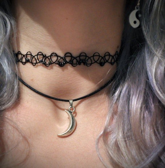 BetMGM's tweet photo. I think it’s really cool that chokers are back in style https://t.co/feYpVFa7ys
