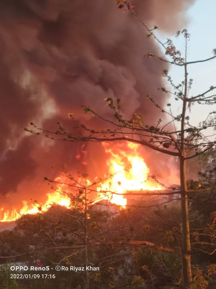 ForYrd's tweet photo. Fire incident in Camp 16, ShofiUllah Khata
Block: B2, C3
Date: January 09, 2022
Time: 04:50 pm to 6:00
There were 500 hundreds shelter brunt down by fire around block B.
Photo by:  Ro Riyaz Khan (YRD) https://t.co/in7fzQWi6k