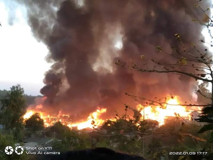 ForYrd's tweet photo. Fire incident in Camp 16, ShofiUllah Khata
Block: B2, C3
Date: January 09, 2022
Time: 04:50 pm to 6:00
There were 500 hundreds shelter brunt down by fire around block B.
Photo by:  Ro Riyaz Khan (YRD) https://t.co/in7fzQWi6k