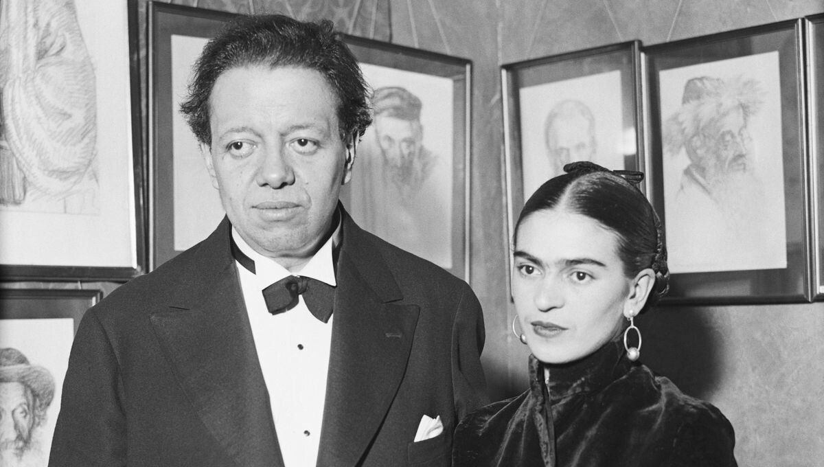 franceinter's tweet photo. En avril 1932, le couple mexicain (et proche du parti communiste) Diego Rivera et Frida Kahlo fait sensation à Detroit (Etats-Unis) : le milliardaire Henry Ford a passé commande d’une fresque.
➡️ Retour sur cette histoire avec Judith Perrignon : https://t.co/7Cf61B4rVy https://t.co/NxBit84QRL