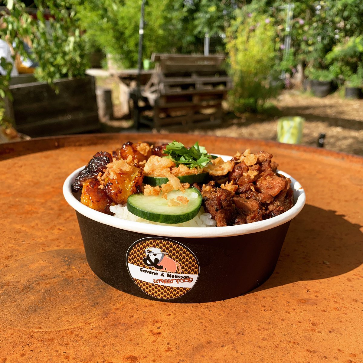 SavaneMousson's tweet photo. 📸 : Notre ginger bowl 🥙 si vous ne l’avez pas encore gouté, nous sommes stationné au @mk2 du lundi au vendredi.

#savane #mousson #streetfood #bowl #food #faitmaison #concombre #poulet #gingembre #plantain #riz https://t.co/rliP86edVz