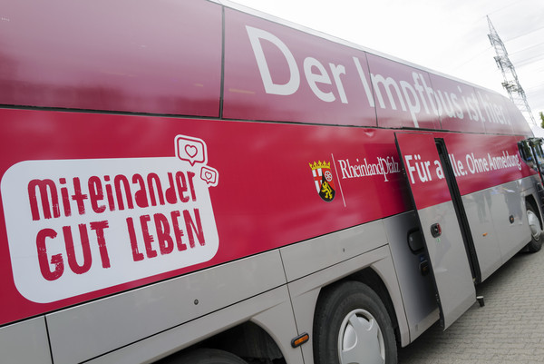 StadtKL's tweet photo. 💉🚍 Heute kommt der #Impfbus wieder nach Kaiserslautern:
Von 09 - 17 Uhr an der Sporthalle der #BBSI. ➡️Kaiserbergring 29, 67657 KL. https://t.co/oNJL2PVkty