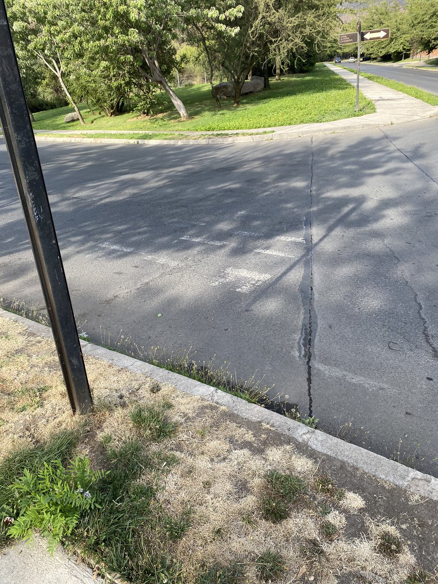 SHOLIX_X's tweet photo. @penalolen sería muy bueno ahora que abrieron Quilin Sur hacia el poniente pintar los pasos peatonales que no se ven y ahora bajan y suben los autos muy rápido https://t.co/Vtj42GBjHx