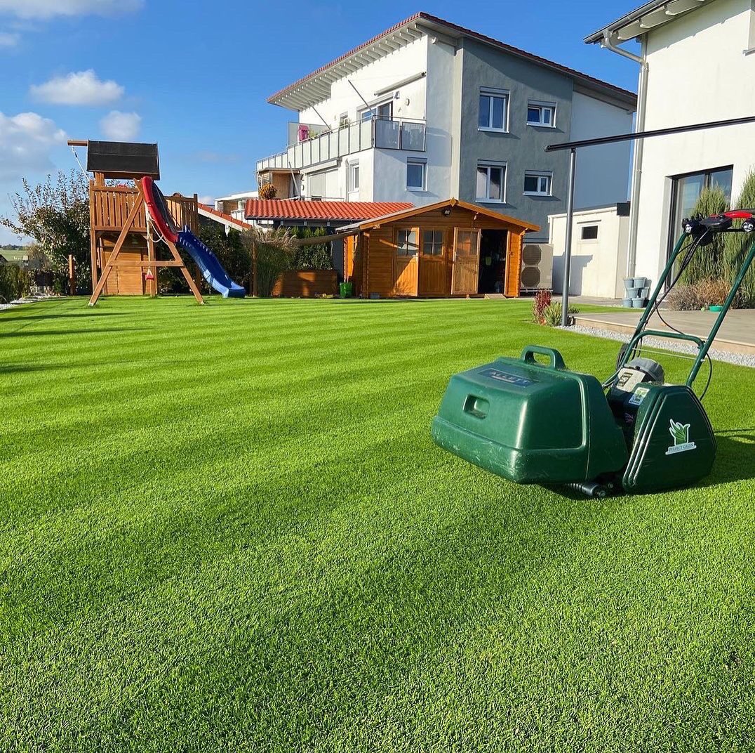 AllettMowers's tweet photo. Great definition in the stripes - soon to be cut with a Stirling 🔋🌱 #germany #perfectgreen #allettmowers https://t.co/vFdSLc1JXW https://t.co/XUKocPjQlb